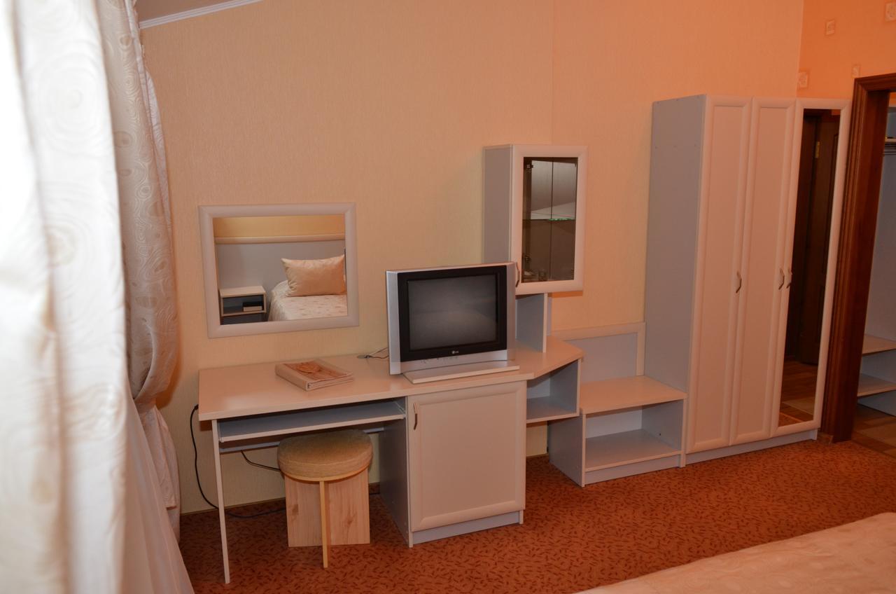 Hotel Serpanok Tyachiv Buitenkant foto