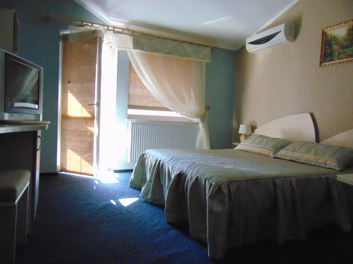 Hotel Serpanok Tyachiv Buitenkant foto